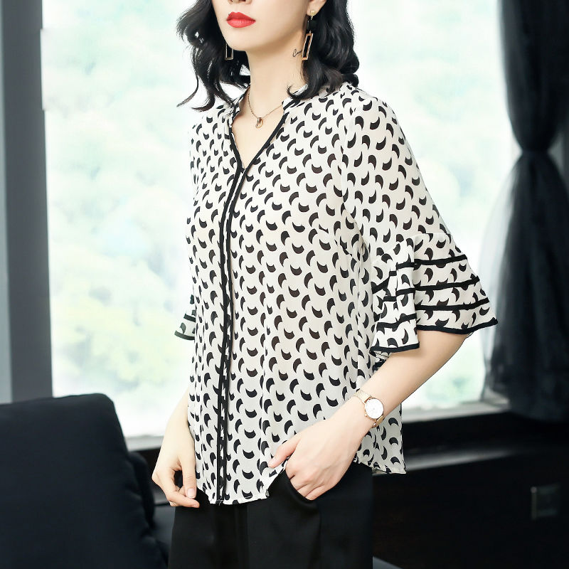 女人再美，也要打扮!47岁小姨穿时髦女装，美的让人眼前一亮