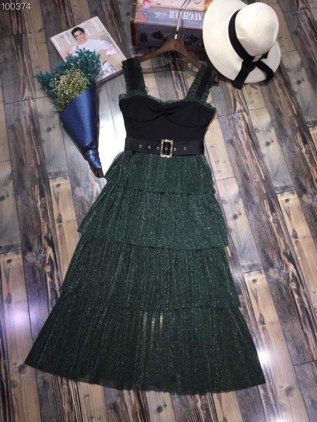 风华绝代御姐，露肩低领长裙穿搭，飘逸又女人味十足！