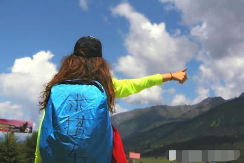 川藏线上，穷游女举“RB”牌子是何暗语？老司机：看见就停车！