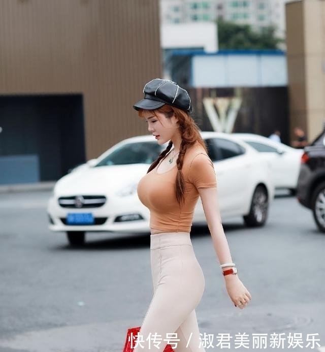  「紧身裤」两位美女，都是一身紧身装，美的却不同