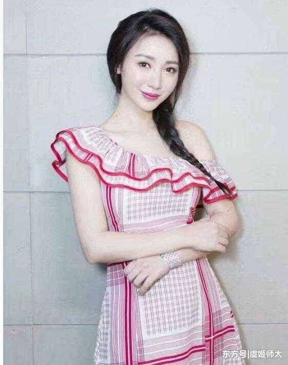 柳岩现身澳门疯狂购物, 现在穿衣服可真保守!