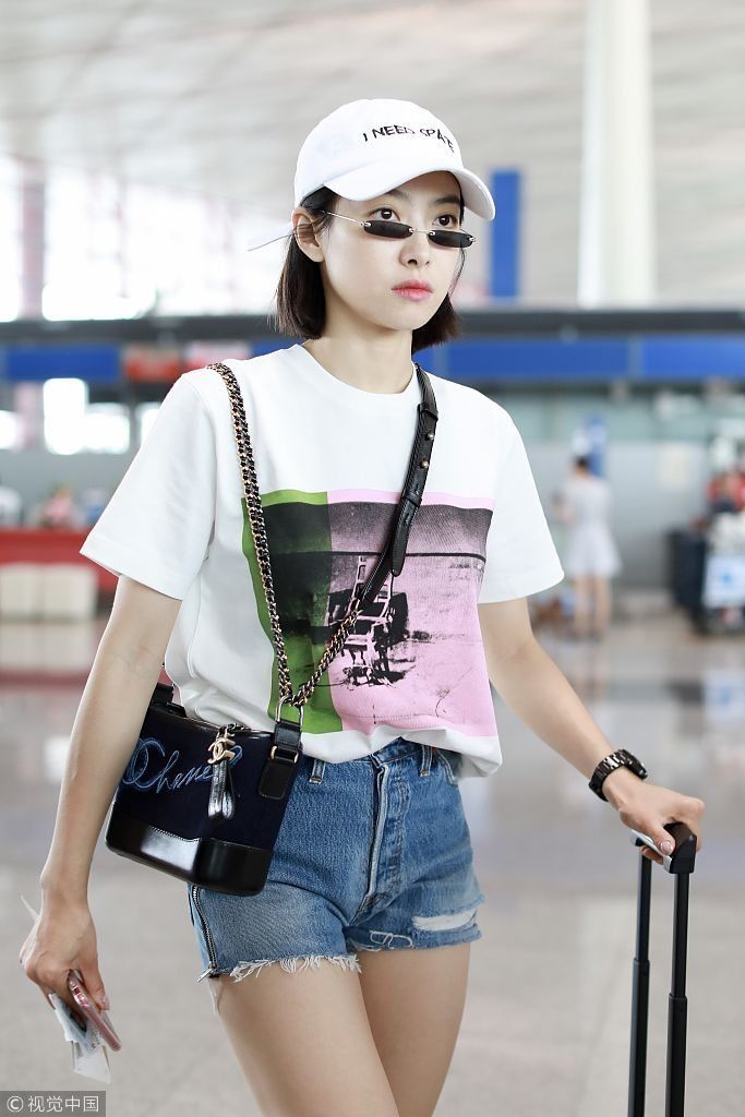 宋茜戴窄框墨镜眼神犀利成时髦精 自推行李箱脖子以下都是腿