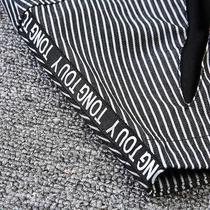 越来越多五六十岁的女人，爱穿这减龄外套，妈妈眼都不眨买了5件