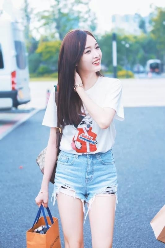 吴宣仪穿运动装面带微笑，充满活力，网友：气质真好！