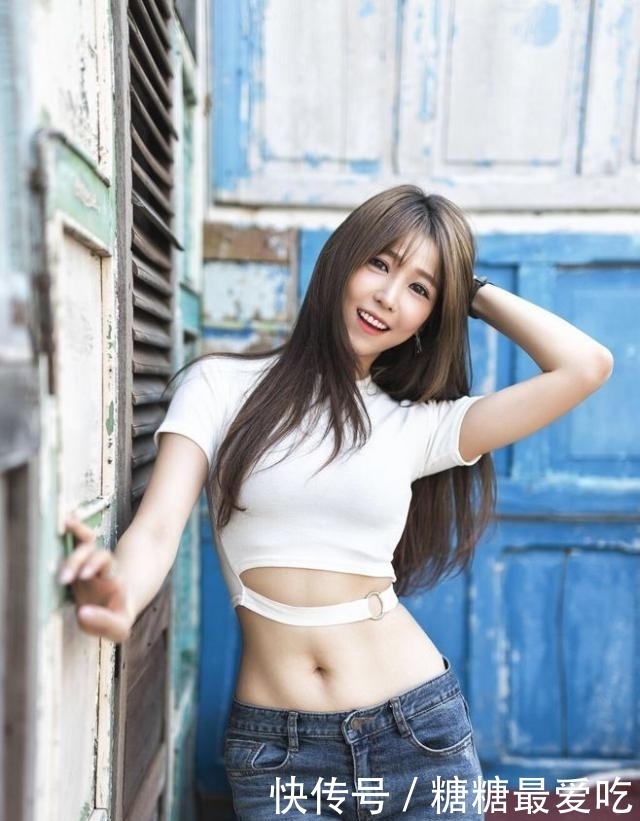 美女|街拍美女牛仔裤营造浪漫唯美的魅力,更显优雅大方的气质