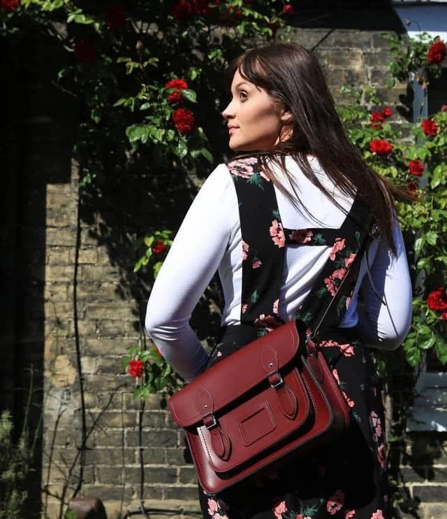  『剑桥包可以』丢掉你的双肩包吧，太土！2020年流行背“剑桥包”，时髦又百搭