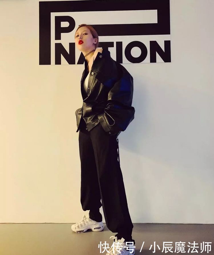  『显瘦』今春火了“工装裤+平底鞋”，时髦帅气又显瘦，明星潮人都上头了