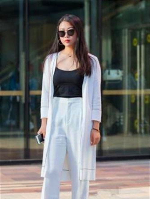  休闲裤：街拍：瑰姿艳逸的小美女，身穿吊带背心配休闲裤，长相清秀又美丽