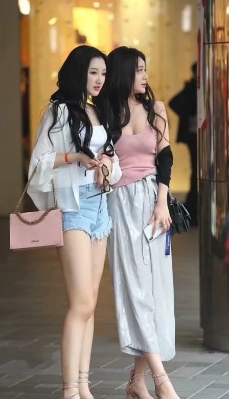 别致时髦的紧身打底裤打扮,让小姐姐释放青春魅力，令人倾心！