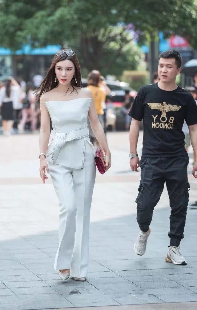 『秀丽』路人街拍,小姐姐穿酒红色的吊带连衣裙,看起来十分秀丽