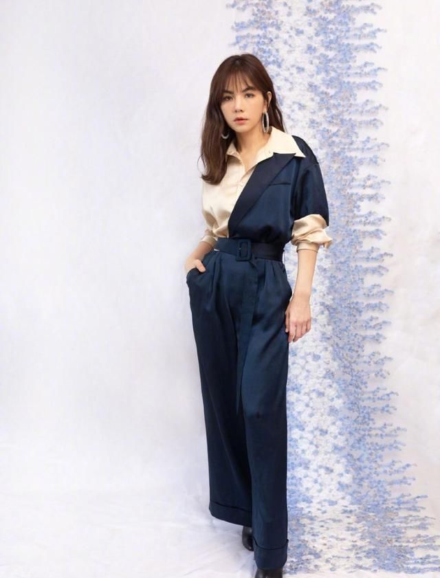  脚下一双：衣服穿一半更时髦，明星们都上头，谁更有范？