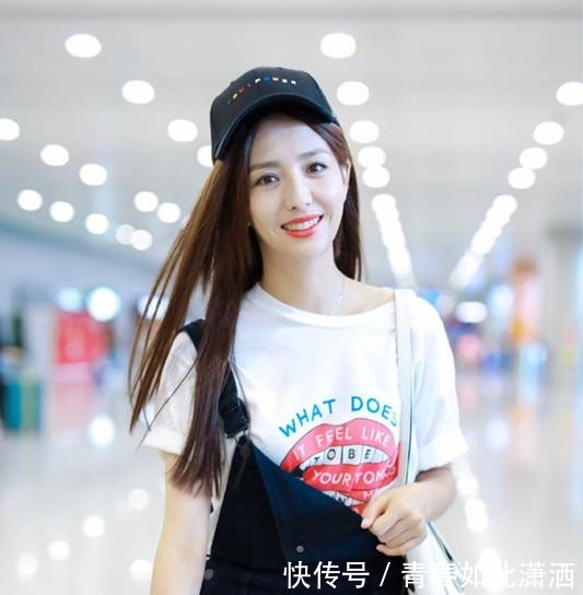 佟丽娅现身机场，全身上下足足挂了5个潮牌，网友陈思诚送的