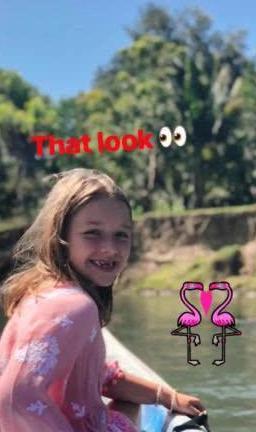 贝克汉姆与地狱厨神乡下度假，两家人拍大合照，小七小红裙瞩目