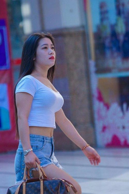 路人街拍，吊带裙穿上非常的清爽，非常的性感，而且非常的迷人