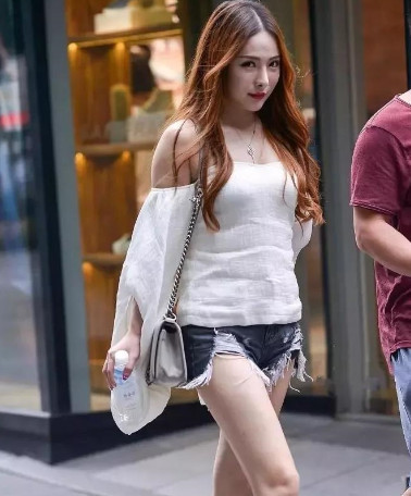 知性小姐姐一字漏肩装大秀好身材，网友：回眸那一下我觉得我恋爱