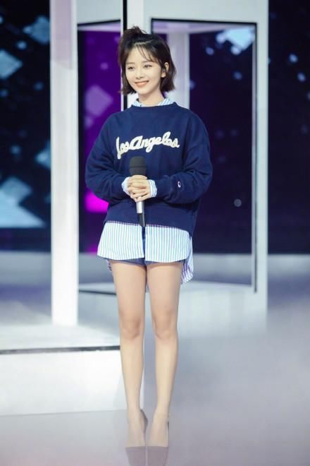 谭松韵上身裹成熊，下身露脚踝怪不得网友们:你这时尚，我不懂啊