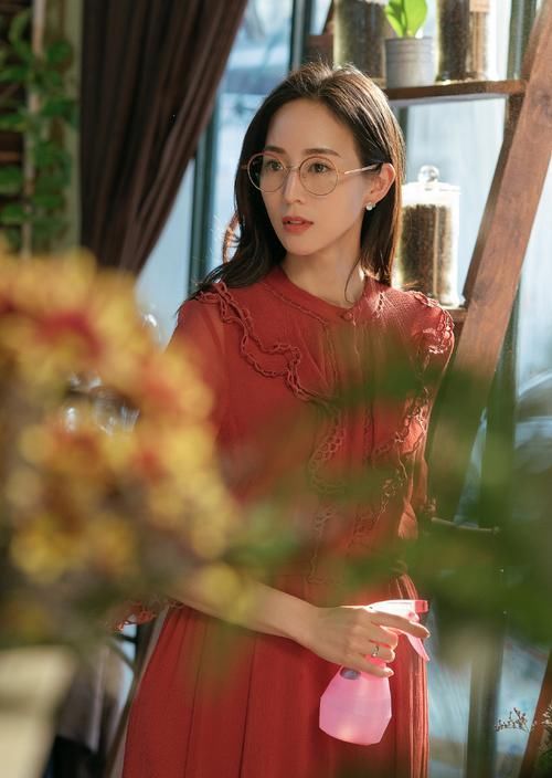  【编织】张钧甯随便穿都很美，蓝紫色编织毛衣搭配宽松牛仔裤，潇洒又洋气