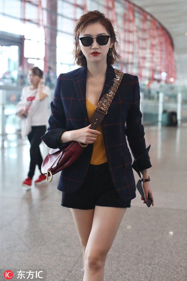 景甜内搭低胸吊带小露美胸，身材依旧纤细哪里像有身孕?