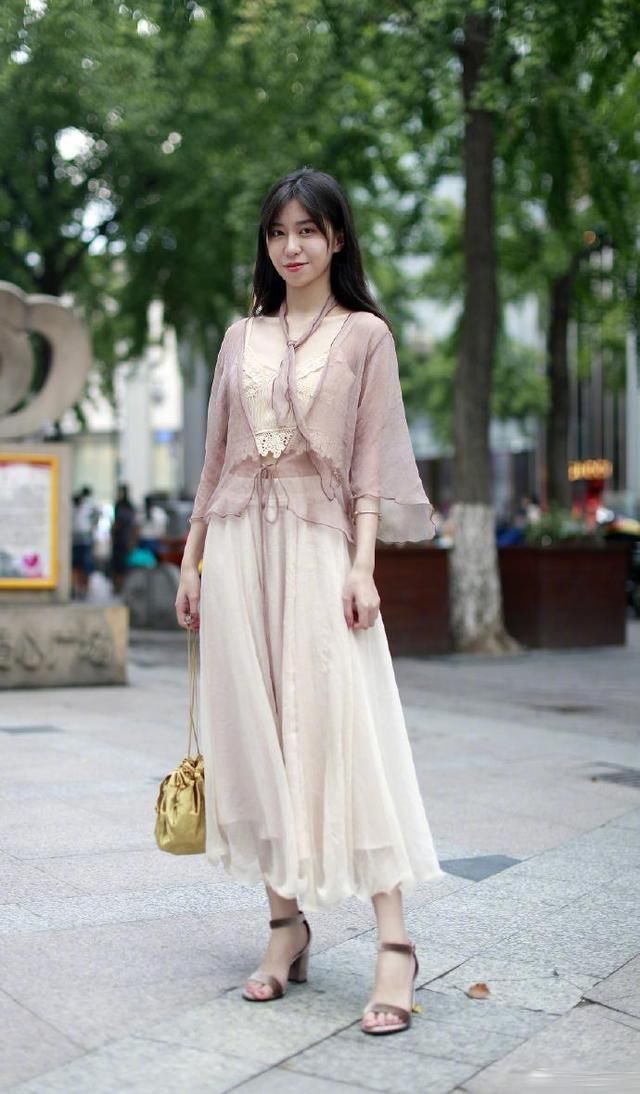 街拍 真实的街头街拍 图四的小姐姐端庄优雅的风格，很迷人！