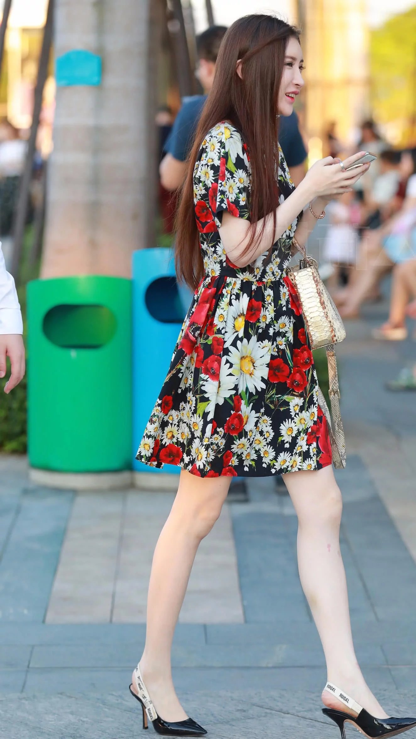 甜美小姐姐与同事谈笑风生，在她转身的时候尽显好身材