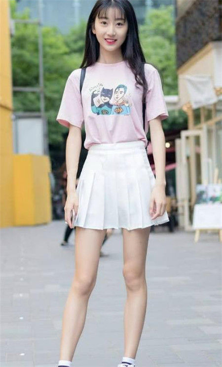 美女:街拍:长发美女身穿粉色T恤,甜美百褶裙清新又大方