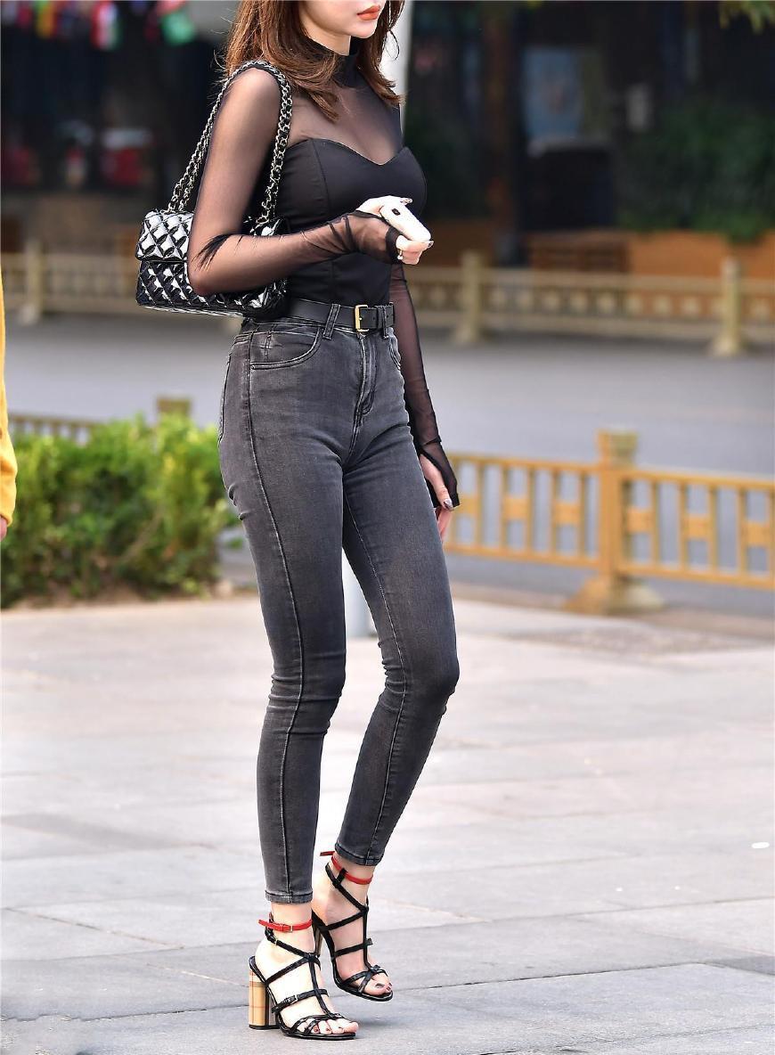 街拍:看穿牛仔裤姑娘的身材,就知道她侧背影有多美