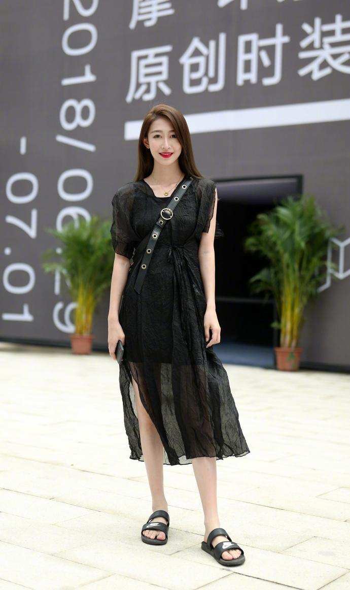 杭州街拍, 时尚的搭配更能点缀你的美!