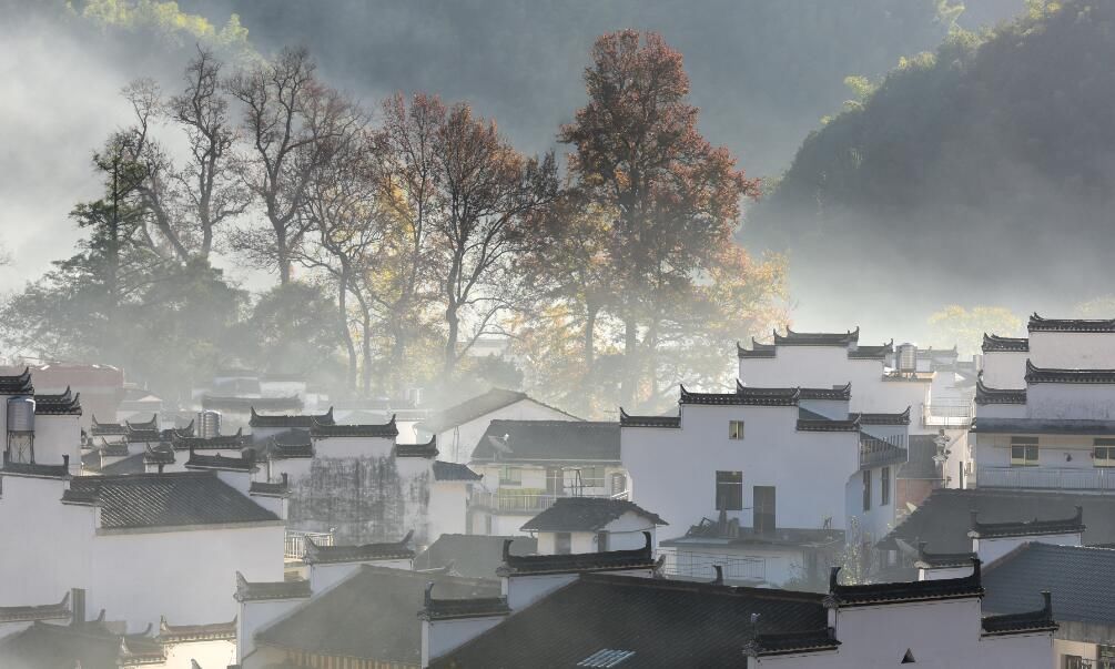 江西婺源：炊烟绕山村 晨景美如画