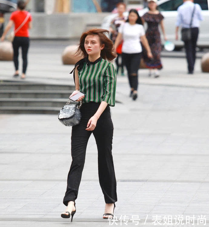 极品御姐贴身长裤裹出完美曲线，步子迈这么大什么事这么着急