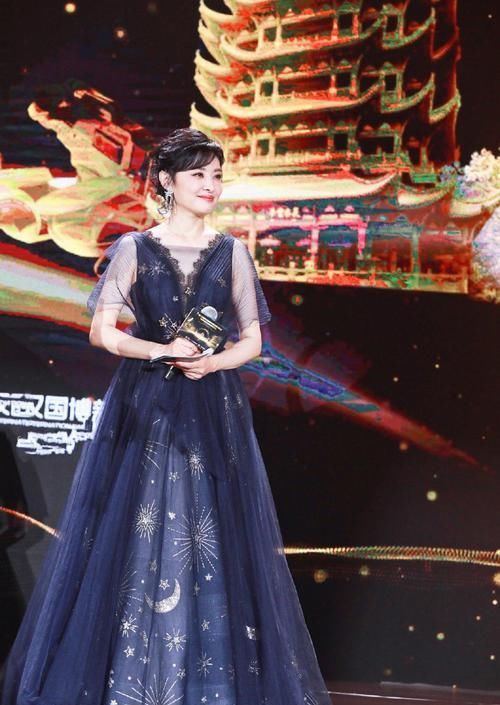 『成熟女性』著名主持人“周涛”真会穿,扎丸子头搭配蕾丝裙减龄时髦,美腻了