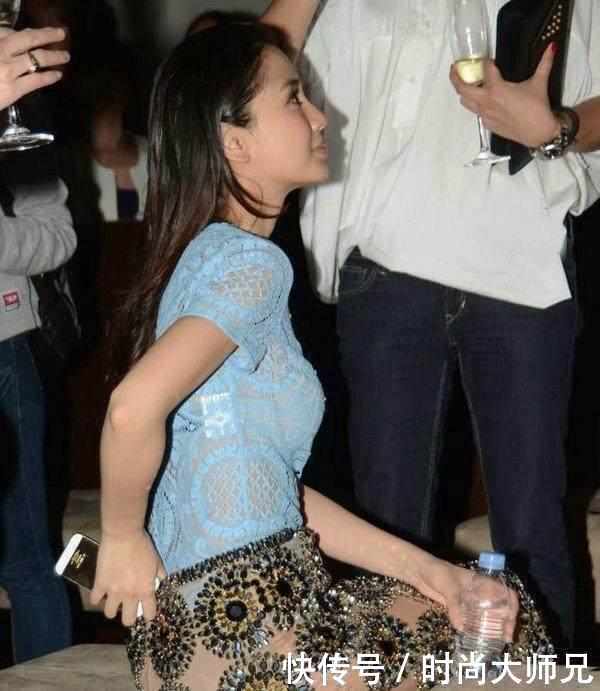 baby出席活动，一直拉扯衣服好尴尬，网友：这样穿好性感