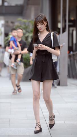 千万别再裙子配高跟鞋！看看下面女人这么穿，瞬间减龄时髦炸