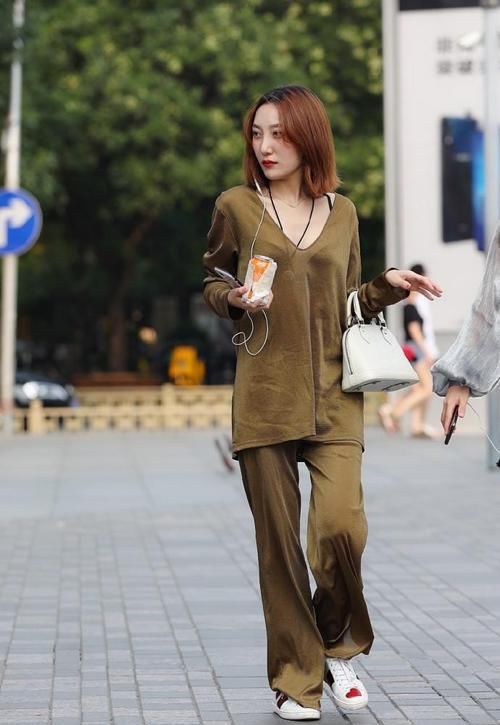 「少女」街拍:小姐姐露肩短裙搭配牛仔热裤很有日系少女感