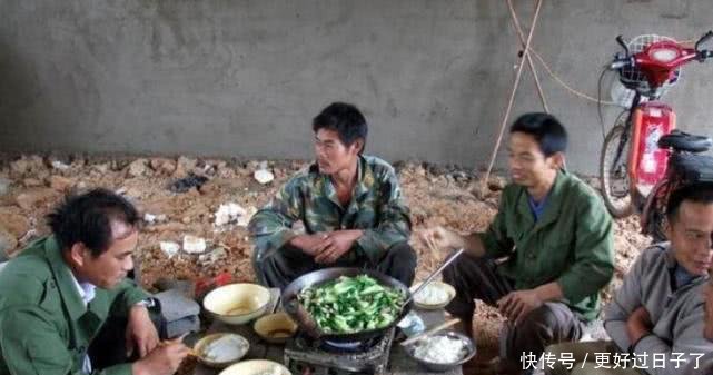  「餐馆」农民工”薪水“不高，为何却顿顿少不了酒真实原因太心