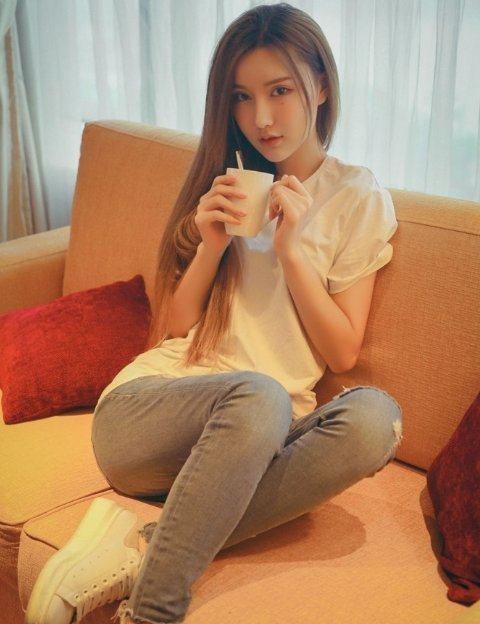 十分甜蜜的牛仔裤美女，尤其图3，真是百看不厌！