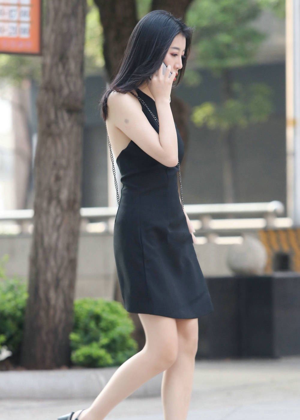  「连衣裙」美女穿黑色连衣裙搭配黑色高跟凉鞋,展现曼妙身姿,真是风情满满