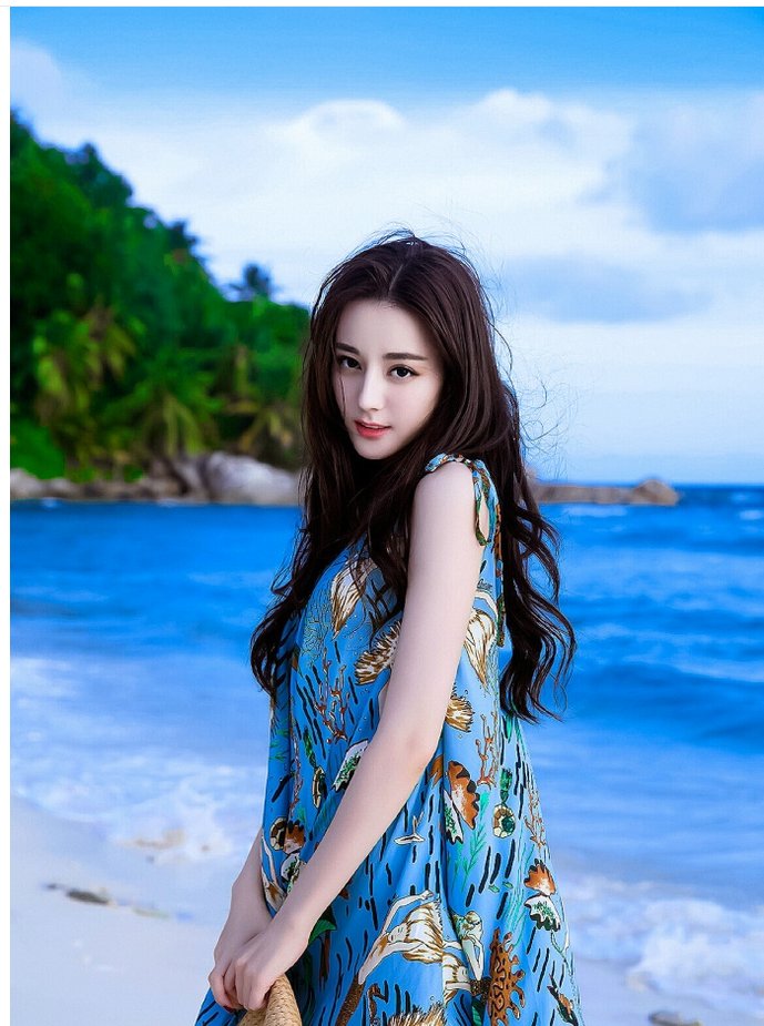 迪丽热巴嫌裙子太长，非要往上提几cm，网友:再提高一点就露了