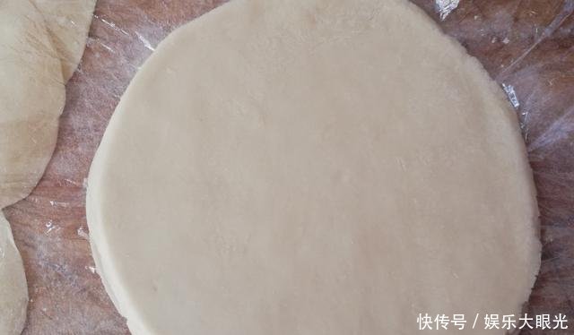『柔软』立春时节,全网都在做春饼,我教婆婆一次就做成功了,柔软又筋道