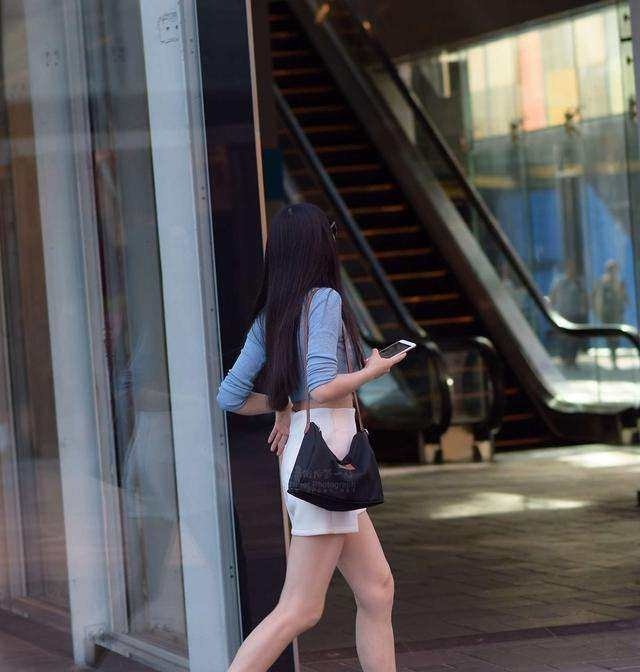 街拍美女，时尚漂亮，苗条身材一览无遗！