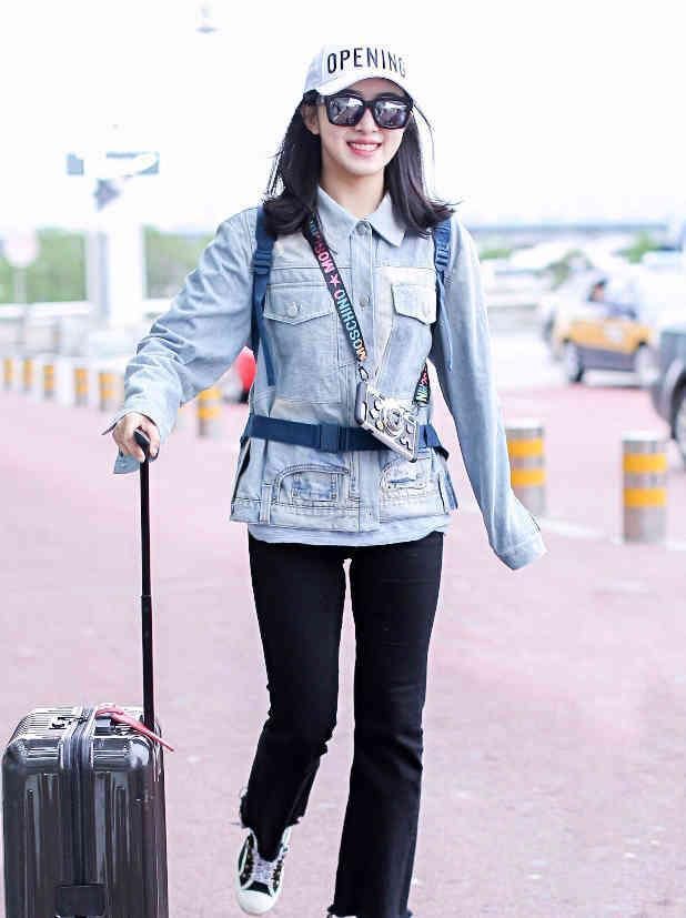 张含韵亮相机场，最大的亮点不是她的腿，而是她的“相机”!