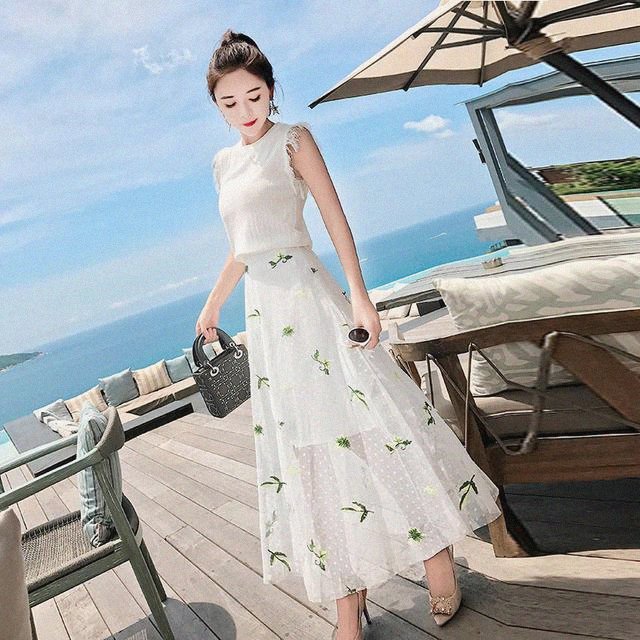 今年夏天姐姐买了好多小白裙，一件比一件漂亮