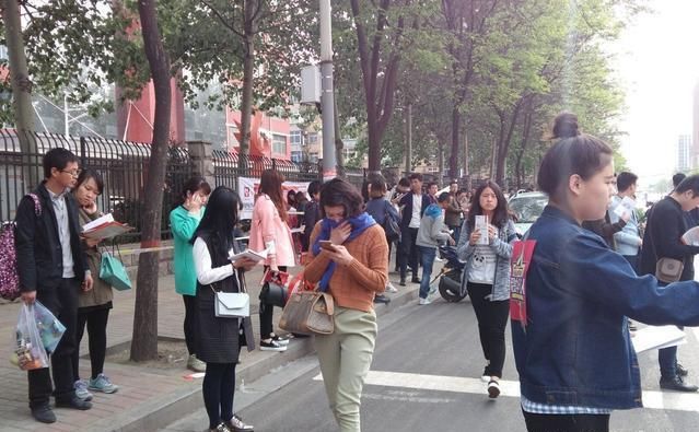  「看起来」工资明明并不高, 为什么很多公务员看起来都很有钱?