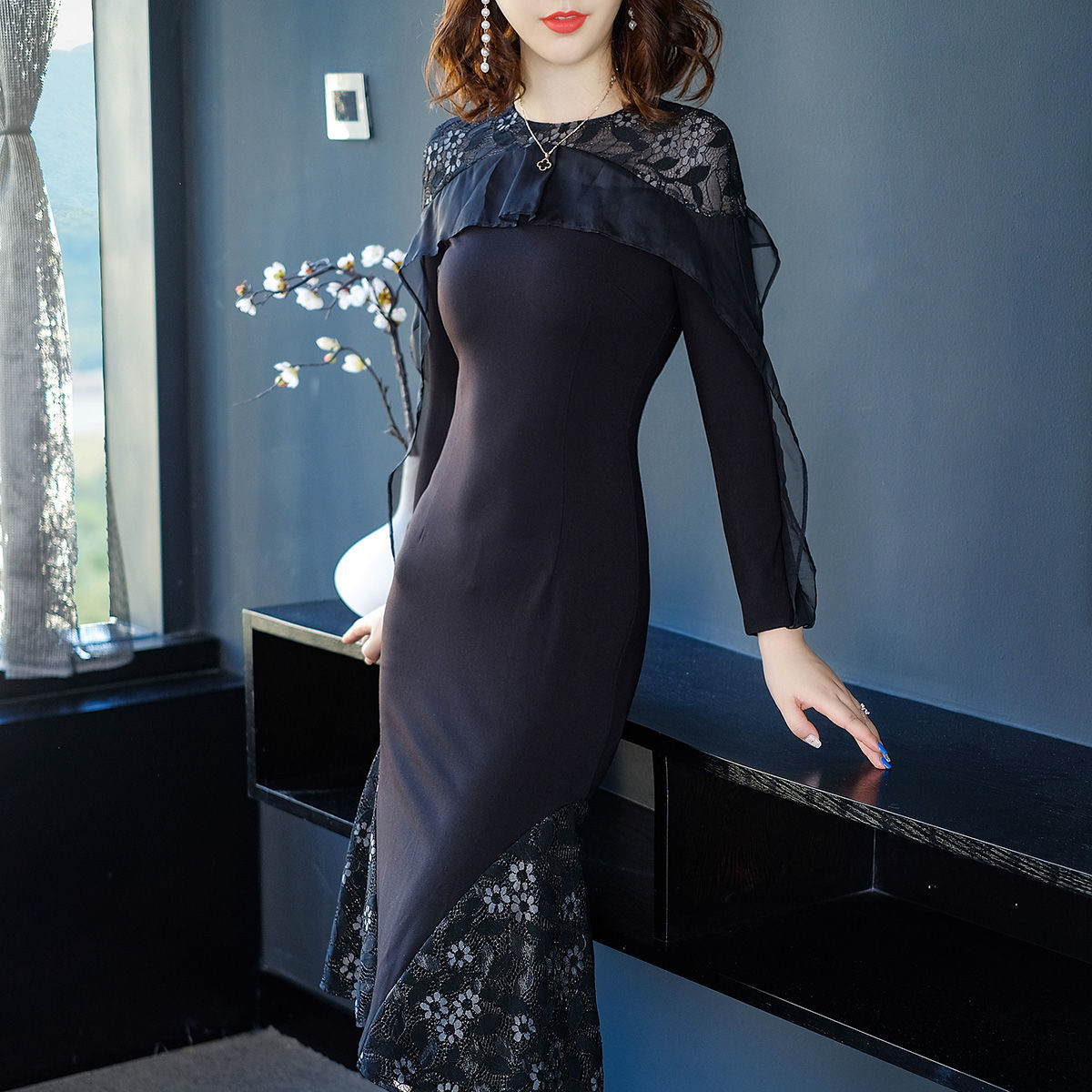 立秋，令你怦然心动的连衣裙+裸鞋靴子，高贵优雅，美得不可一世