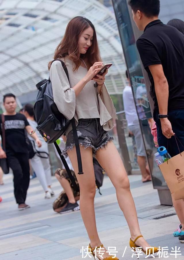 『性感』美女网纱连衣裙搭配一双高跟鞋,给你性感的同时还很时尚