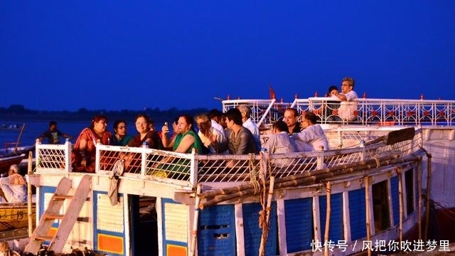恒河夜祭，一场赞美河神的不变传奇，古老震撼不论风雨持续数百年