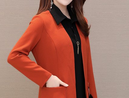 太美了!难怪妈妈不穿裙，穿上新出炉的气质套装，美的不像中年人