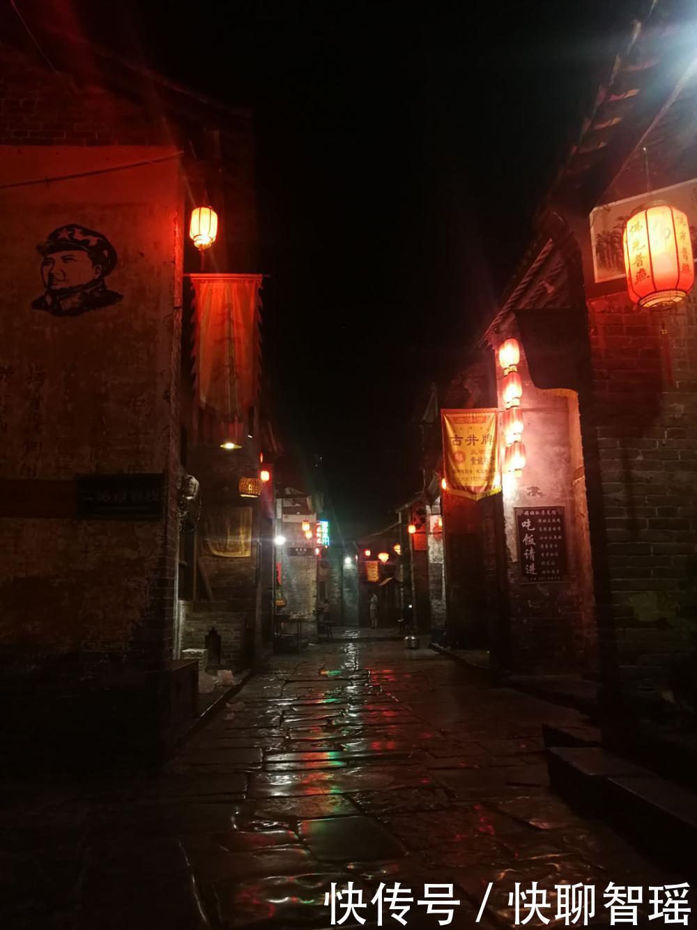 广西的深山里藏着一座千年古镇, 夜晚的红色魅影分外迷人