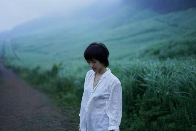 王子文矮到不用穿裤子？下半身失踪照，有点太短了？