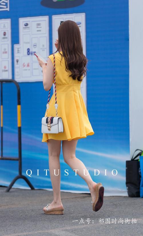 长春街拍:时尚清纯的小姐姐,苗条多姿的身材引人 关注。