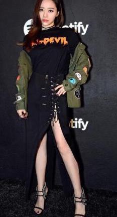 张靓颖为显腿长，穿高开叉长裙搭过膝长靴，却没想到气场更强了！